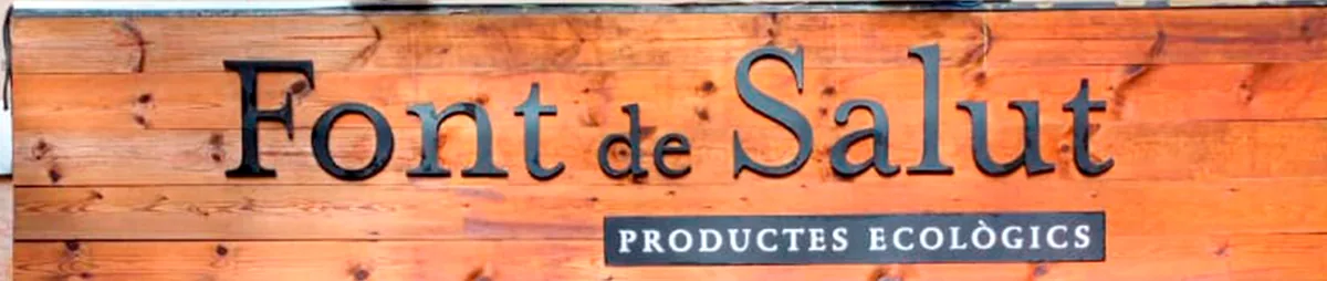 Rètol de fusta de la botiga: Font de Salut, productes ecològics.